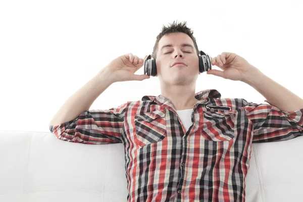 Un chico guapo disfrutando de la música en los auriculares , — Foto de Stock