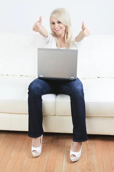 Young beautiful woman using a laptop computer at home — Stock Photo, Image