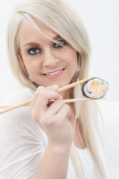 Una mujer rubia feliz comiendo sushi sabroso — Foto de Stock