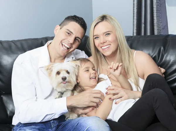 Bir Aile Evcil ile evde kanepede oturup — Stok fotoğraf