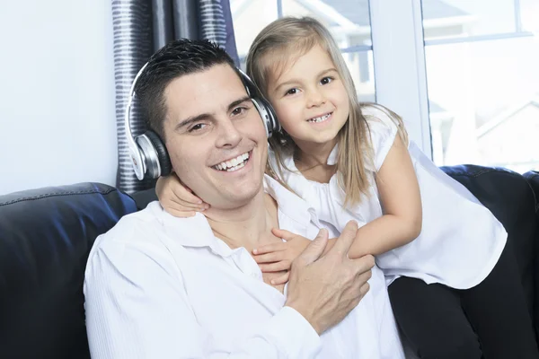 Een vader en dochter luisteren naar muziek — Stockfoto