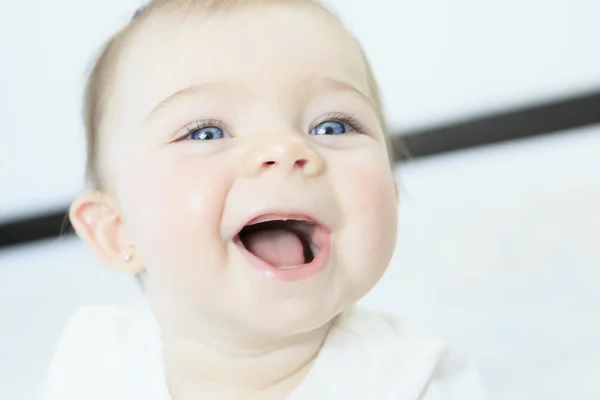 Retrato de un bebé gateando en la cama de su habitación — Foto de Stock