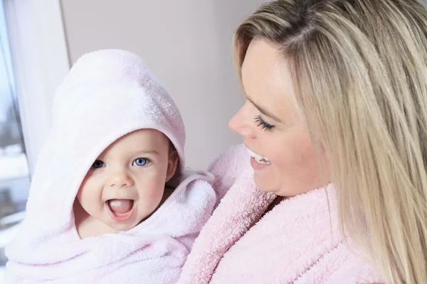 Daughter and mother are happy together — Stock Photo, Image