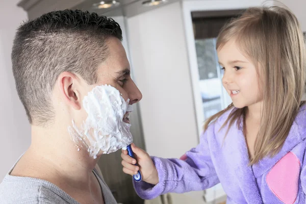 Um pai com sua filha para fazer a barba no banheiro — Fotografia de Stock