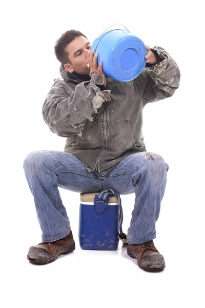 Il a besoin d'une pause. Un jeune bricoleur tenant une bouteille d'eau — Photo