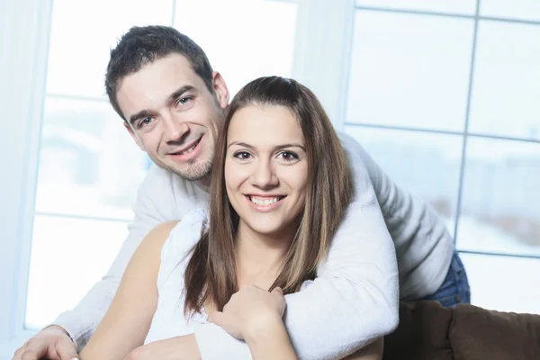 Een gelukkige paar thuis ontspannen in Bank — Stockfoto