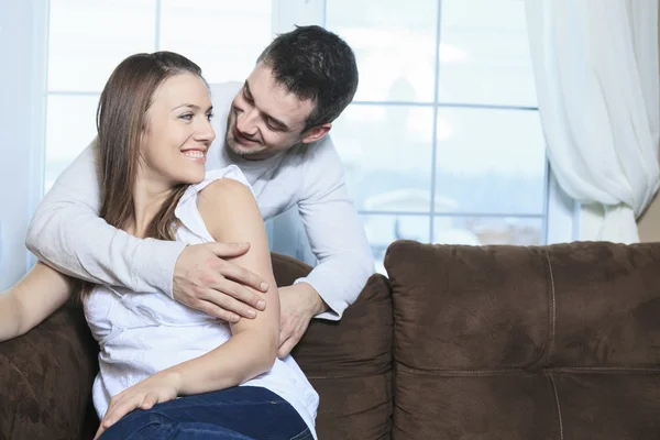 An happy couple at home relaxing in sofa — Stock Photo, Image