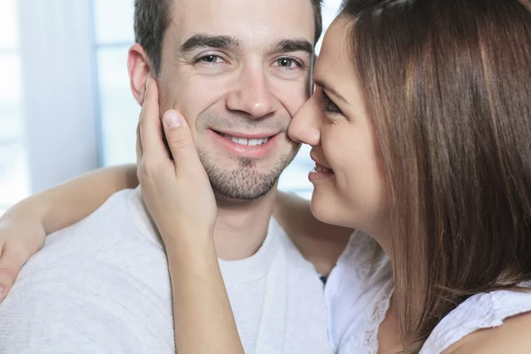 Um casal feliz em casa relaxando no sofá — Fotografia de Stock