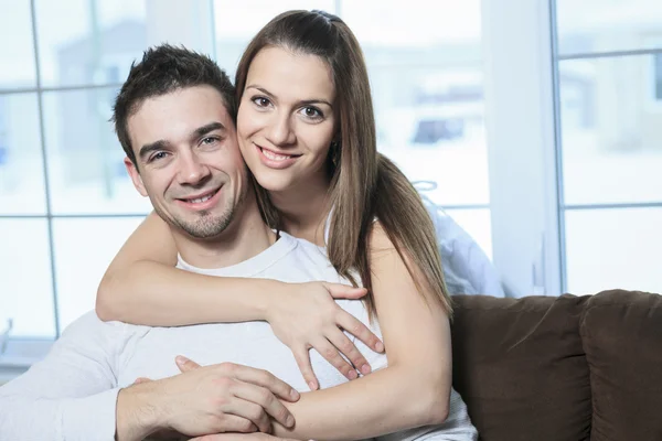 Een gelukkige paar thuis ontspannen in Bank — Stockfoto