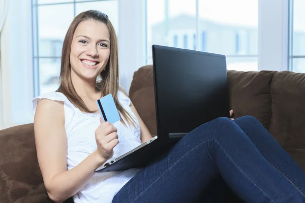 Een mooie vrouw maakt aankopen via het internet bedrijf cred — Stockfoto