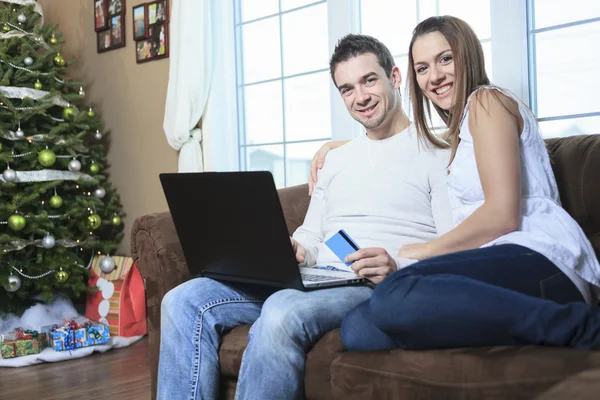 Um casal usando cartão de crédito para fazer compras na internet — Fotografia de Stock