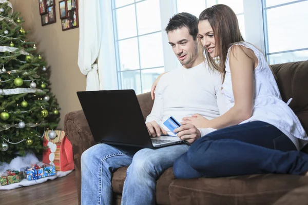 Um casal usando cartão de crédito para fazer compras na internet — Fotografia de Stock