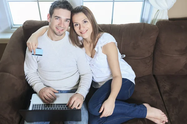 Um casal usando cartão de crédito para fazer compras na internet — Fotografia de Stock