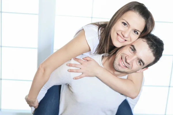 Una pareja pasando un buen rato cerca de la ventana —  Fotos de Stock