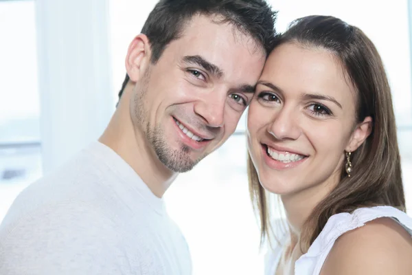 Um casal se divertindo muito perto da janela — Fotografia de Stock