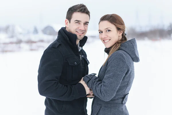 Um jovem casal lá fora na temporada de inverno — Fotografia de Stock