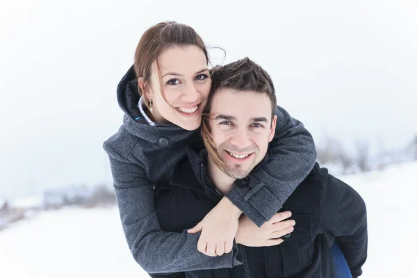 Um jovem casal lá fora na temporada de inverno — Fotografia de Stock