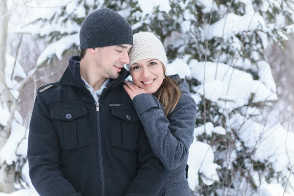 Una joven pareja afuera en la temporada de invierno — Foto de Stock