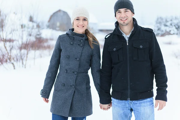 Um jovem casal lá fora na temporada de inverno — Fotografia de Stock