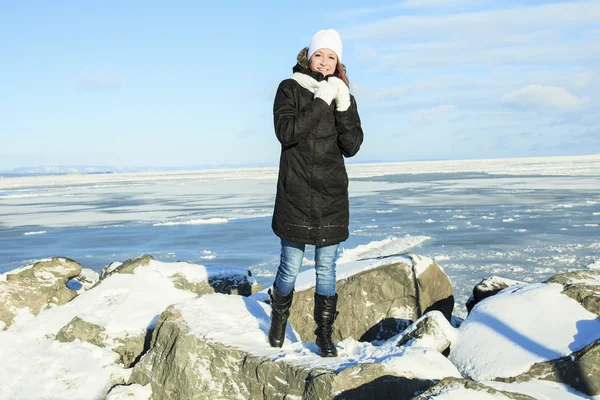 Um retrato de mulher fora na temporada de inverno — Fotografia de Stock