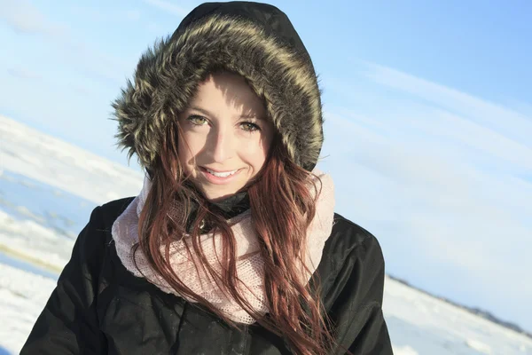 Žena portrét venku v zimní sezóně — Stock fotografie