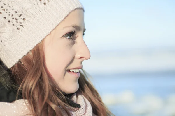 Het portret van een vrouw buiten in de winterseizoen — Stockfoto