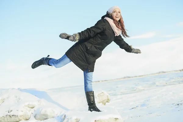 Het portret van een vrouw buiten in de winterseizoen — Stockfoto