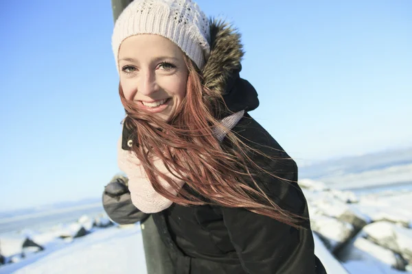 Het portret van een vrouw buiten in de winterseizoen — Stockfoto
