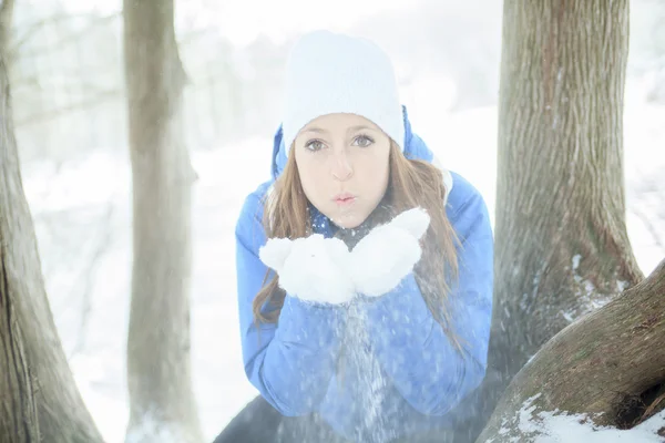 Um retrato de mulher fora na temporada de inverno — Fotografia de Stock