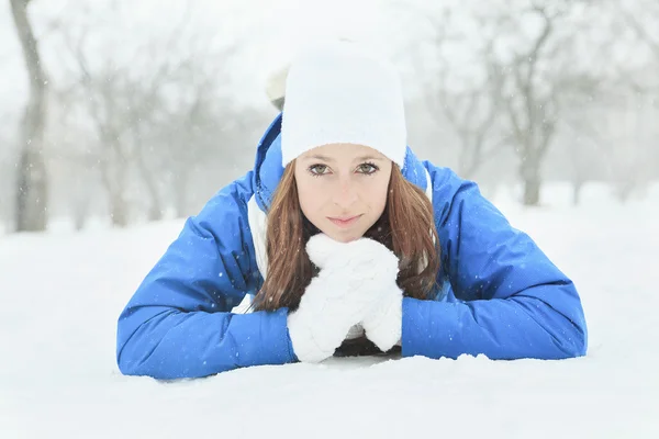 A woman portrait outside in winter season — Stock Photo, Image