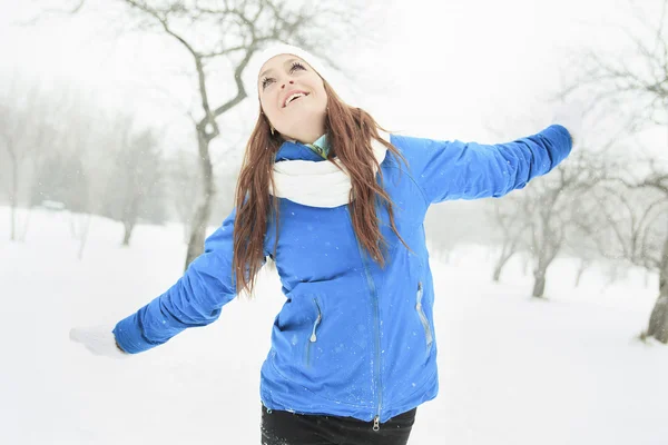 Un retrato de mujer afuera en temporada de invierno — Foto de Stock