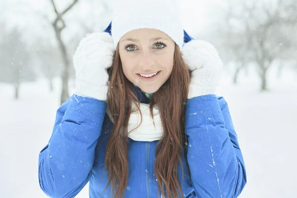 Un retrato de mujer afuera en temporada de invierno — Foto de Stock