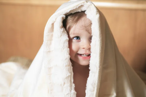 Un bébé avec une serviette dans la tête , — Photo