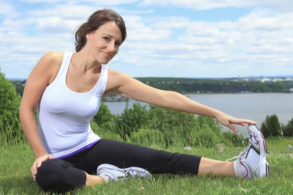 Una donna sport nel campo e fare sport — Foto Stock