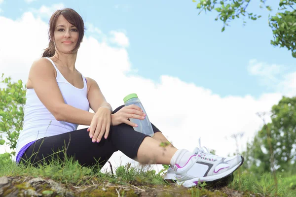 Eine Frau Sport auf dem Feld und Sport treiben — Stockfoto