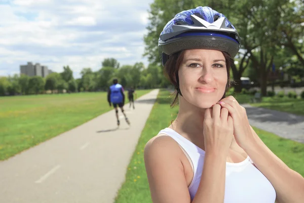 Park paten inline paten üzerinde bir silindir buz pateni kız. — Stok fotoğraf