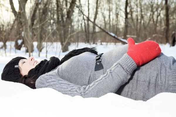 Une femme enceinte avec le ventre en hiver — Photo