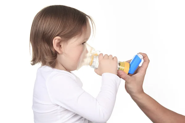 Een moeder inhalator te geven aan een klein meisje — Stockfoto