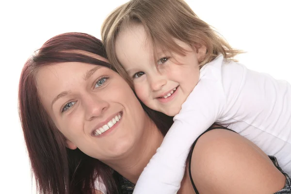 Una madre y su hija en el estudio fondo blanco . — Foto de Stock