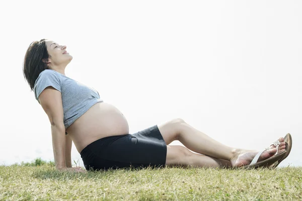 Uma bela mulher grávida de 20 anos ao ar livre — Fotografia de Stock