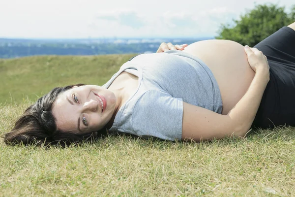 Una bella donna incinta di 20 anni all'aperto — Foto Stock