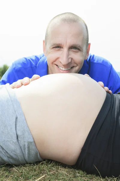 Um retrato de uma esposa grávida com o marido . — Fotografia de Stock