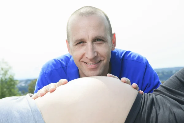 Un retrato de una esposa embarazada con su marido . —  Fotos de Stock