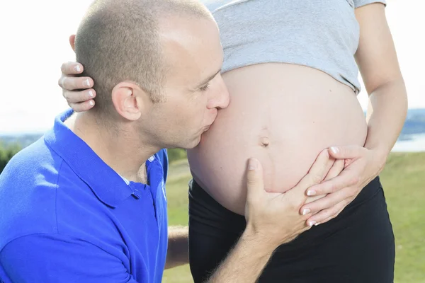 Portrét těhotná manželka s manželem. — Stock fotografie