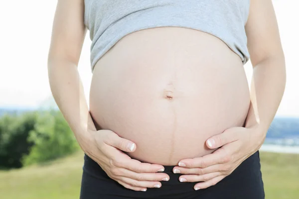 美しい 20 歳妊娠中の女性屋外 — ストック写真
