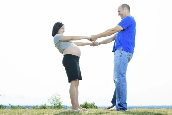 Ett porträtt av en gravid fru med sin make. — Stockfoto