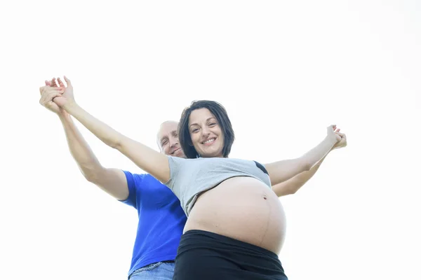 Un retrato de una esposa embarazada con su marido . — Foto de Stock