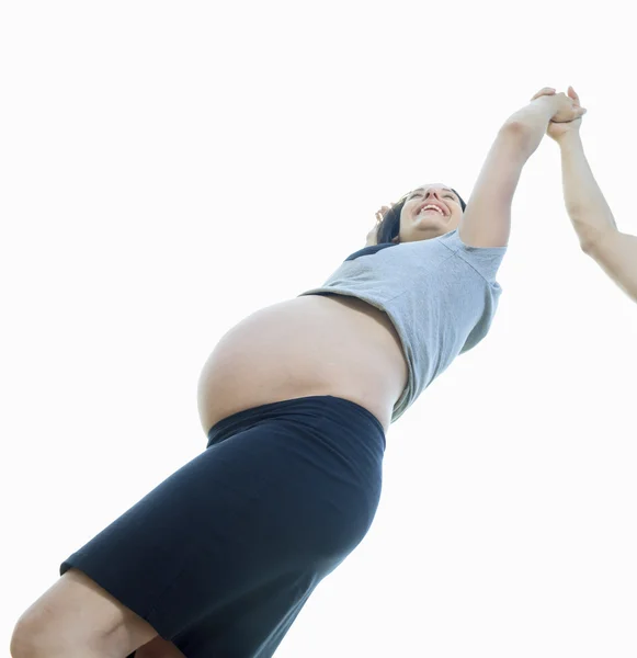 Красивая 20-летняя беременная женщина на открытом воздухе — стоковое фото