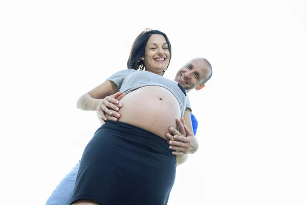 Portret żony w ciąży z mężem. — Zdjęcie stockowe