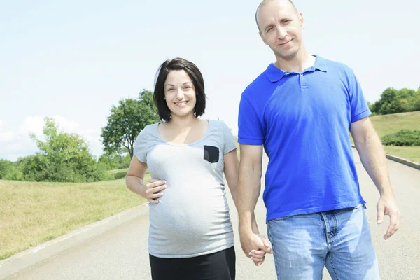 Portrét těhotná manželka s manželem. — Stock fotografie